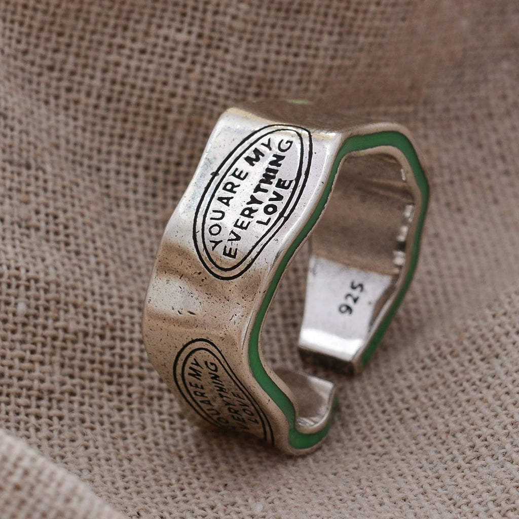 Bague Rétro Thaïe — Rayures Vertes & Lettres Sculptées — Finition Argentée — Ajustable
