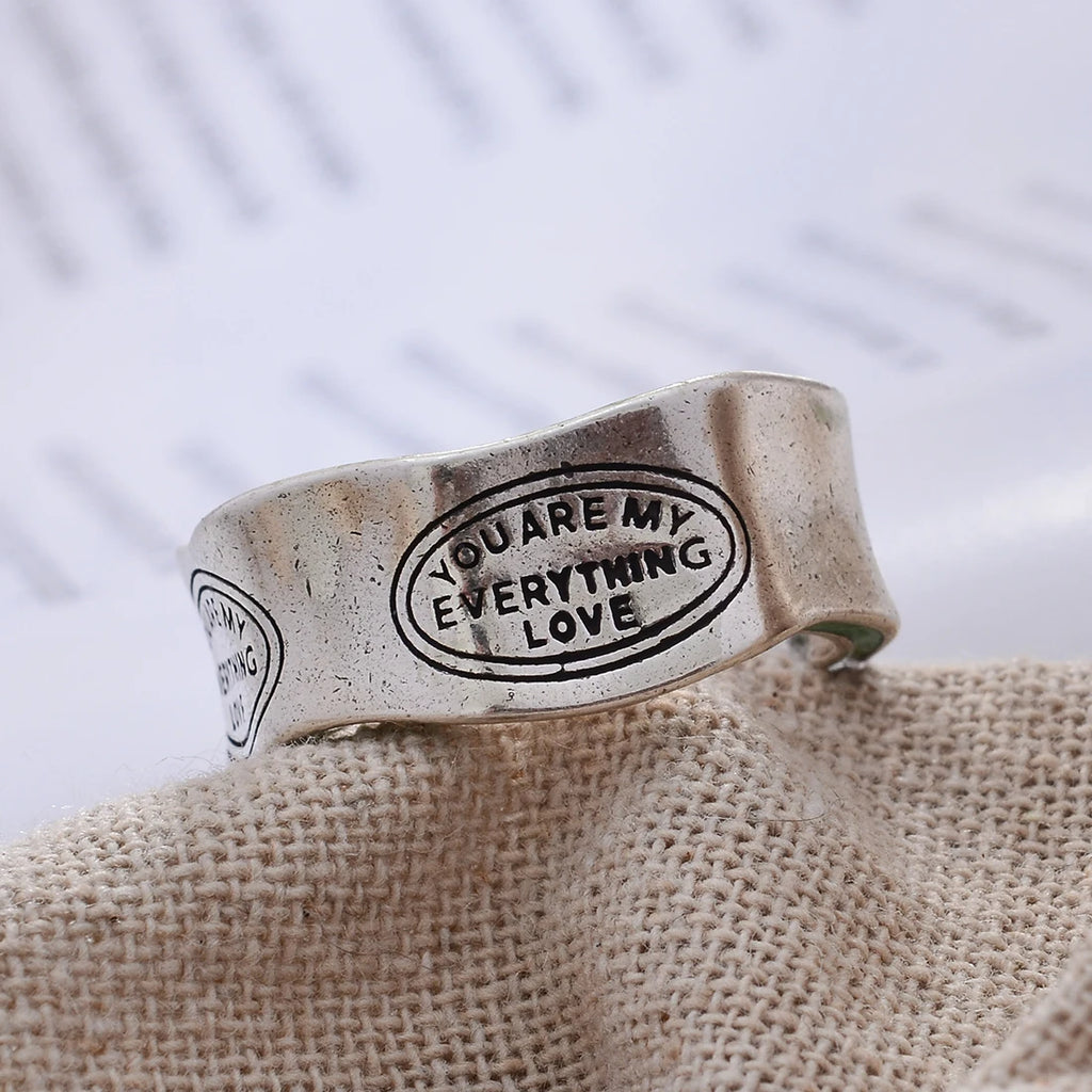 Bague Rétro Thaïe — Rayures Vertes & Lettres Sculptées — Finition Argentée — Ajustable