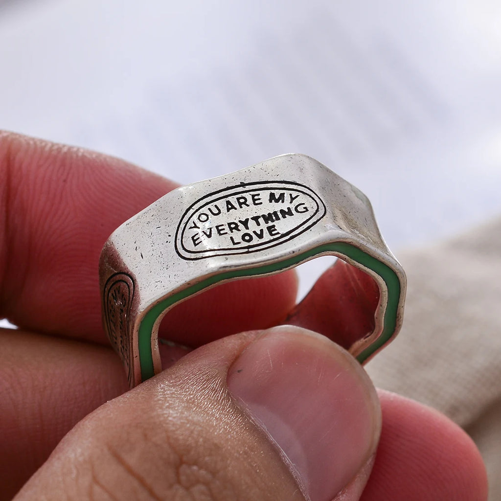 Bague Rétro Thaïe — Rayures Vertes & Lettres Sculptées — Finition Argentée — Ajustable