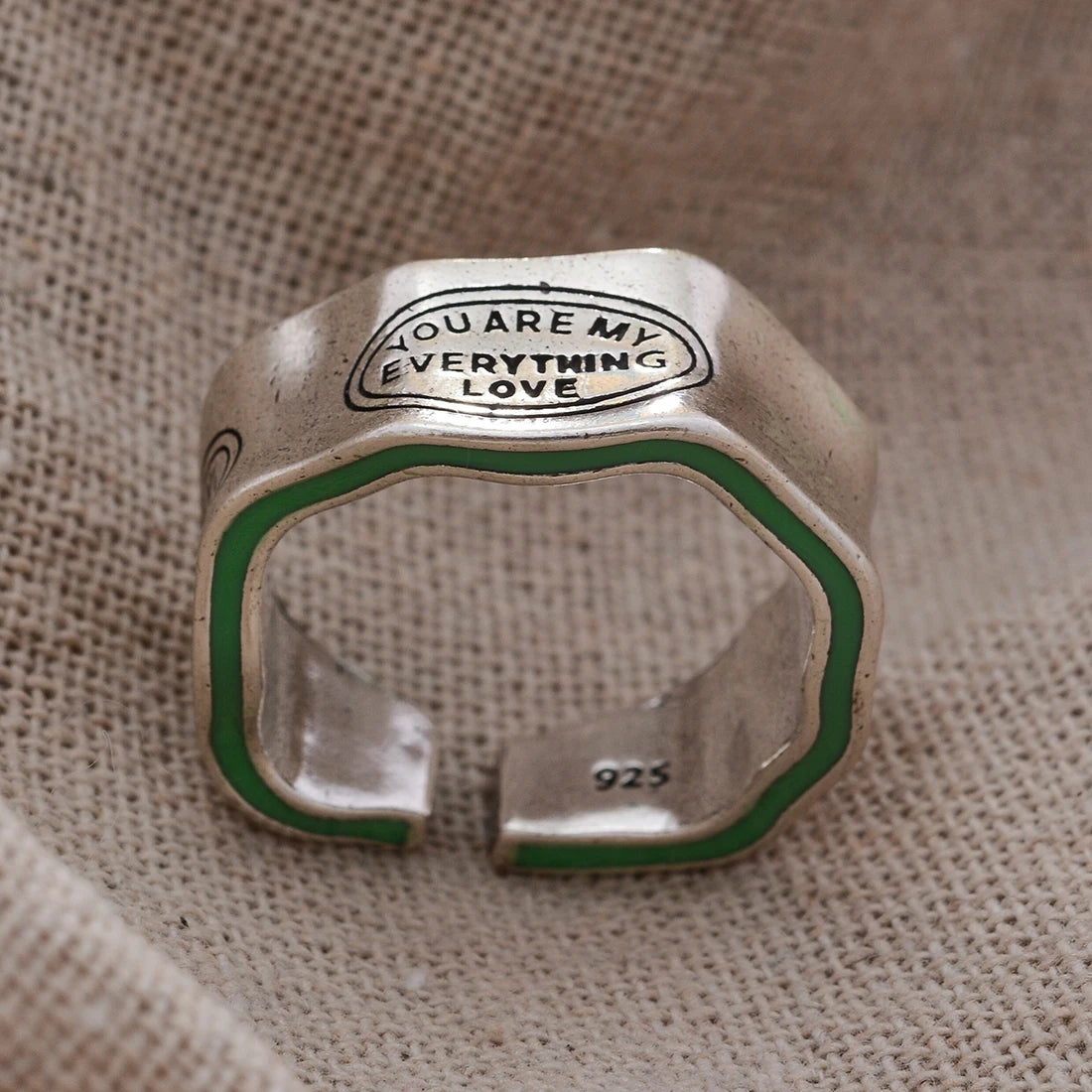 Bague Rétro Thaïe — Rayures Vertes & Lettres Sculptées — Finition Argentée — Ajustable