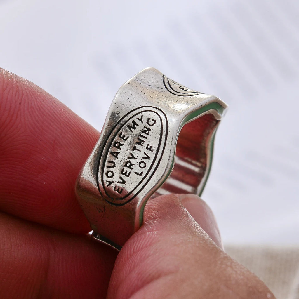 Bague Rétro Thaïe — Rayures Vertes & Lettres Sculptées — Finition Argentée — Ajustable