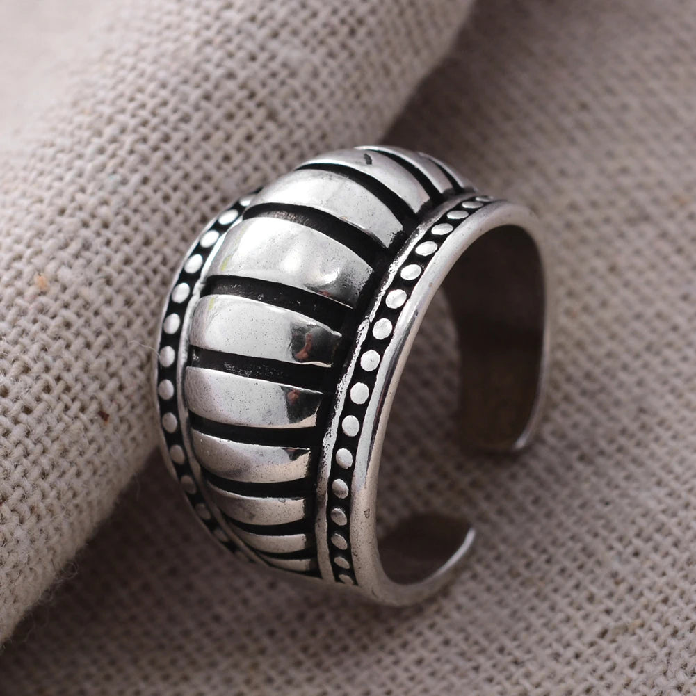 Bague Rayures Thaïe — Finition Argentée Premium — Ajustable — Ne se Décolore Pas