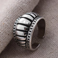 Bague Rayures Thaïe — Finition Argentée Premium — Ajustable — Ne se Décolore Pas