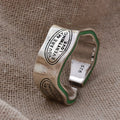 Bague Rétro Thaïe — Rayures Vertes & Lettres Sculptées — Finition Argentée — Ajustable