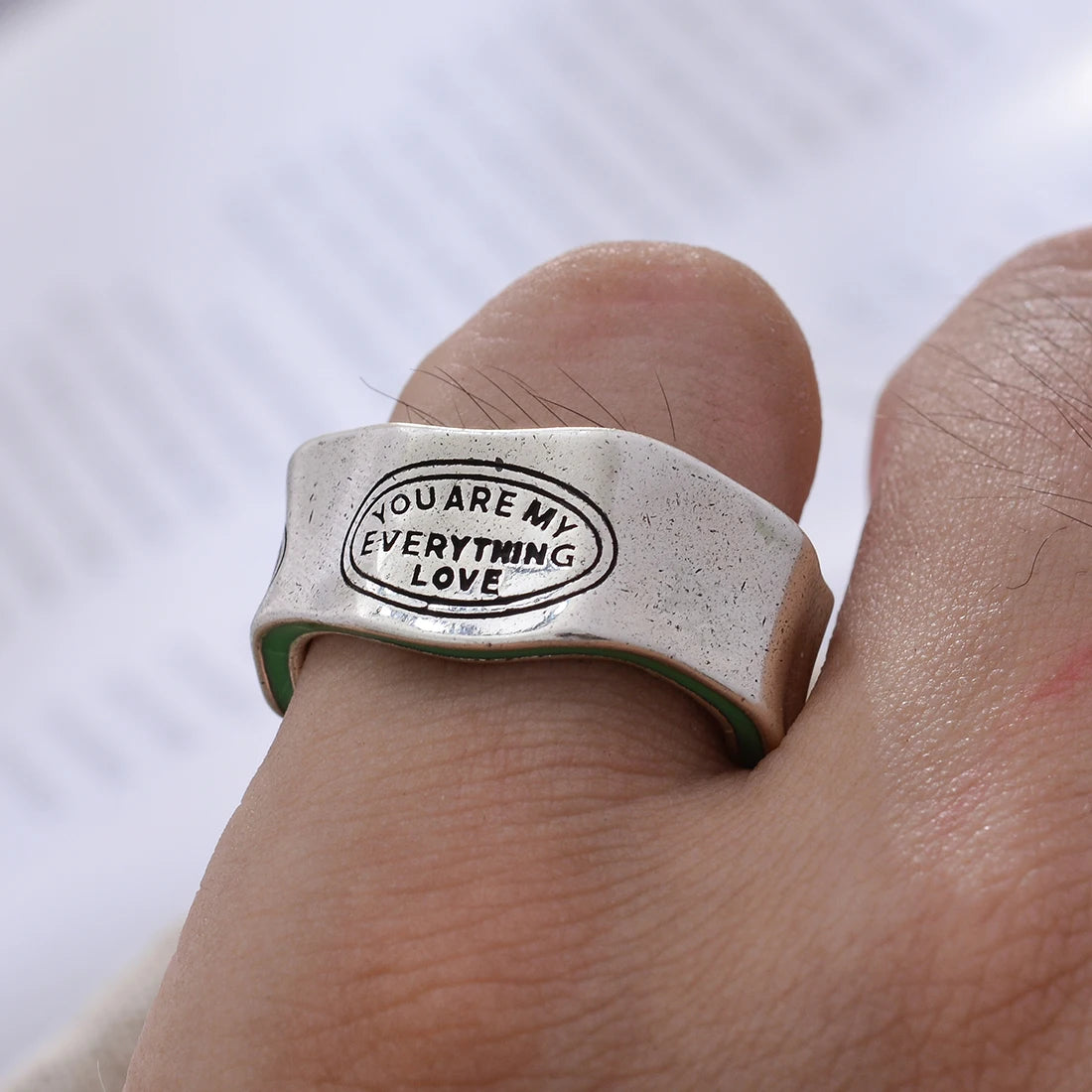 Bague Rétro Thaïe — Rayures Vertes & Lettres Sculptées — Finition Argentée — Ajustable